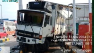 Sebuah truk menabrak portal gerbang Tol Jatikarya, Bekasi, Jawa Barat, Rabu, 13/11/2024 | Instagram @infobekasi