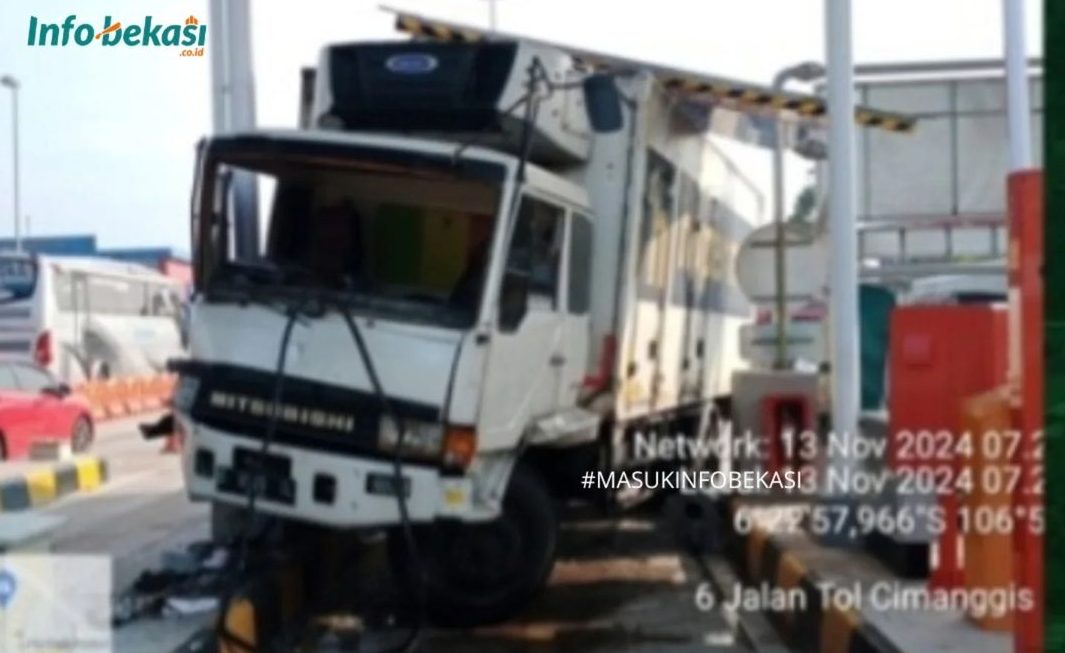 Diduga Rem Blong, Sebuah Truk Tabrak Gerbang Tol Jatikarya Bekasi