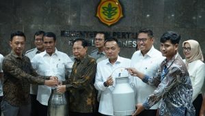 Menteri Pertanian (Mentan), Amran Sulaiman, menindaklanjuti aksi protes peternak sapi, di kantor Kementerian Pertanian (Kementan) Jakarta, Senin, 11/11/2024. | Instagram @a.amran_sulaiman