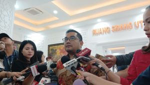 Ketua Komisi II DPR RI Rifqinizamy Karsayuda memberikan keterangan di kantor KPU RI, Jakarta Pusat, Kamis, 7/11/2024. I Syahrul Baihaqi/Forum Keadilan