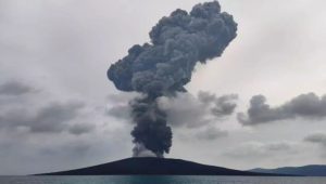 Gunung Ibu di Pulau Halmahera, Maluku Utara, kembali menunjukkan aktivitasnya yang mencatat erupsi sebanyak lima kali pada minggu malam, 10/11/2024. | Ist