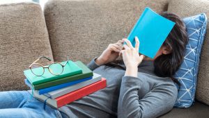 Ilustrasi Perempuan dan buku | Ist