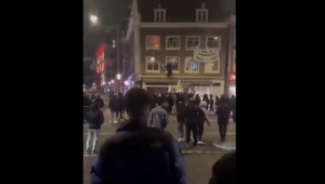 Suporter Maccabi Tel Aviv menyerang serta mencopot dan merobek bendera Palestina yang terpasang di beberapa bangunan tempat tinggal di Amsterdam | Twitter @SkyNews