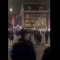 Suporter Maccabi Tel Aviv menyerang serta mencopot dan merobek bendera Palestina yang terpasang di beberapa bangunan tempat tinggal di Amsterdam | Twitter @SkyNews