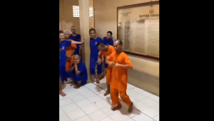 Gunawan dan Ahmad Supendi Joget Sadbor Menggunakan Baju Tahanan | Twitter @Pai_C1