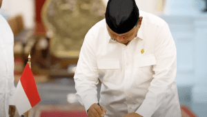 Presiden RI Prabowo Subianto menandatangani Peraturan Pemerintah (PP) Nomor 47 Tahun 2024 tentang penghapusan piutang macet kepada usaha mikro, kecil, dan menengah (UMKM) di Istana Merdeka, Jakarta, pada Selasa, 5/11/2024 | YouTube Sekretariat Presiden