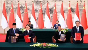 Presiden Republik Indonesia, Prabowo Subianto, bersama Presiden Republik Rakyat Tiongkok (RRT), Xi Jinping, menyaksikan penandatanganan sejumlah kesepakatan kerja sama antara Indonesia dan Tiongkok. Prosesi penandatangan digelar di salah satu ruangan di Great Hall of the People, Beijing, RRT, Sabtu, 9/11/2024. | Dok-BPMI Setpres/ Muchlis Jr