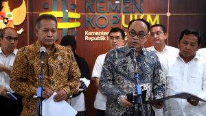 Menteri Koperasi (Menkop), Budi Arie Setiadi, didampingi Wakil Menkop Ferry Juliantono dan Sekretaris Kementeria Koperasi Ahmad Zabadi saat memberikan keterangan pers terkait kisruh produksi susu dari koperasi di Boyolali dan Pasuruan di Jakarta, pada Senin, 11/11/2024 | Dok Humas KemenKop