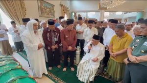 Haji Halim memberikan keterangan di rumah duka. | Ist