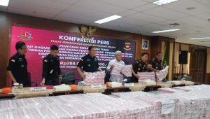 Direktur Penyidikan Jampidsus Abdul Qohar (kiri) dan Kapuspenkum Harli Siregar (tengah) memberikan keterangan pers di kantor Kejagung, Jakarta Selatan, Selasa, 3/12/2024 | Syahrul Baihaqi/Forum Keadilan
