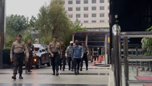 Pejabat (Pj) Wali Kota Pekanbaru Risnandar Mahiwa dan Sekretaris Daerah (Sekda) Pekanbaru Indra Pomi Nasution tiba di Gedung Merah Putih KPK, Jakarta Selatan, Selasa, 3/12/2024 | Merinda Faradianti/Forum Keadilan