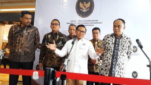 Menteri Koordinator Pemberdayaan Masyarakat (MenkoPM) Muhaimin Iskandar atau Cak Imin (tengah) saat konferensi pers di Kantor KemenkoPM, Jakarta Pusat, Selasa, 3/12/2024 | Novia Suhari/Forum Keadilan