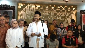 Menteri Sosial Saifullah Yusuf (Gus Ipul) menyambut kedatangan Agus Salim bersama kuasa hukumnya, Farhat Abbas, di kantor Kementerian Sosial (Kemensos), Matraman, Jakarta Pusat, Rabu, 4/12/2024 | Novia Suhari/Forum Keadilan