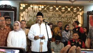 Menteri Sosial Saifullah Yusuf (Gus Ipul) menyambut kedatangan Agus Salim bersama kuasa hukumnya, Farhat Abbas, di kantor Kementerian Sosial (Kemensos), Matraman, Jakarta Pusat, Rabu, 4/12/2024 | Novia Suhari/Forum Keadilan