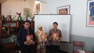 Wakil Koordinator KontraS Andi Muhammad Rezaldy (kanan) usai peluncuran catatan hari HAM di Jakarta Pusat, Jumat, 6/12/2024 | Syahrul Baihaqi/Forum Keadilan