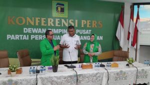 Ketua DPP PPP sekaligus Ketua Panitia Mukernas II, Amri M Ali (tengah), Sekretaris Panitia Iskandar (kiri), dan Panitia Pengarah Mukernas PPP Fitri Gayo (kanan) di kantor DPP PPP, Jakarta Pusat | Novia Suhari/Forum Keadilan