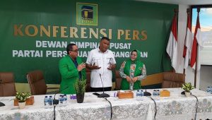 Ketua DPP PPP sekaligus Ketua Panitia Mukernas II, Amri M Ali (tengah), Sekretaris Panitia Iskandar (kiri), dan Panitia Pengarah Mukernas PPP Fitri Gayo (kanan) di kantor DPP PPP, Jakarta Pusat | Novia Suhari/Forum Keadilan