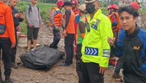 Penemuan korban meninggal dunia yang tercebur ke Kali Banjir Kanal Barat di Jalan Jati Petamburan, Tanah Abang, Jakarta Pusat. Selasa, 10/12/2024 | ist
