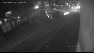 CCTV seorang wanita muda berinisial F menjadi korban penyiraman air keras di Bekasi Utara, Jumat, 6/12/2024 | ist
