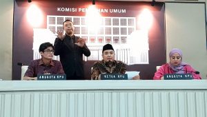 Anggota KPU RI Agustus Melaz (kiri), Ketua KPU RI Mochammad Afifuddin (kanan), dan Anggota KPU Betty E Idros (Kanan), di kantor KPU RI, Jakarta Pusat, Jumat, 13/12/2024 | Novia Suhari/Forum Keadilan