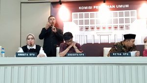 Anggota KPU RI Iffa Rosita (kiri), Anggota KPU RI August Melaz (tengah), dan Ketua KPU RI Mochammad Afifuddin (kanan) di kantor KPU RI, Jakarta Pusat, Jumat, 13/12/2024 | Novia Suhari/Forum Keadilan