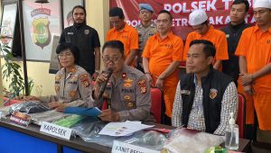 Kapolsek Tebet Kompol Murodih (tengah) saat memberikan keterangan kepada wartawan di Polsek Tebet, Jakarta Selatan, Jumat, 13/12/2024 | Ari Kurniansyah/Forum Keadilan