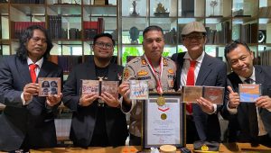Kapolsek Metro Kebayoran Baru AKBP Aritonang dan Personil BendGo Eduband saat menerima piagam Rekor oleh MURI di Museum MURI, Kelapa Gading, Jakarta Utara, Senin, 16/12/2024 | Ari Kurniansyah/Forum Keadilan