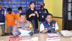 Kapolsek Palmerah Polres Metro Jakarta Barat Kompol Sugiran (kiri), Kanit Reskrim Polsek Palmerah AKP Rachmad Wibowo (kanan), saat memberikan keterangan kepada media di Polsek Palmerah, Jakarta Barat, Selasa, 17/12/2024 | Ari Kurniansyah/Forum Keadilan