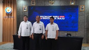 Kepala Badan Penyuluhan dan Pengembangan SDM KP I Nyoman Radiartha (kiri), Dirjen Perikanan Budi Daya (DPBD) Kementerian Kelautan dan Perikanan (KKP) TB Haeru Rahayu (tengah) di kantor KKP, Jakarta Pusat, Rabu, 18/12/2024 | Novia Suhari/Forum Keadilan