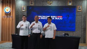 Kepala Badan Penyuluhan dan Pengembangan SDM KP I Nyoman Radiartha (kiri), Dirjen Perikanan Budi Daya (DPBD) Kementerian Kelautan dan Perikanan (KKP) TB Haeru Rahayu (tengah) di kantor KKP, Jakarta Pusat, Rabu, 18/12/2024 | Novia Suhari/Forum Keadilan