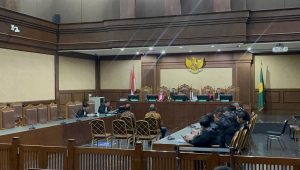 Dua terdakwa kasus dugaan korupsi pembayaran komisi agen dari PT Asuransi Jasa Indonesia (Jasindo) kepada PT Mitra Bina Selaras tahun 2017-2020 Sahata Lumban Tobing dan Toras Sotarduga Panggabean di Pengadilan Negeri Tindak Pidana Korupsi (Tipikor) Jakarta Pusat (Jakpus), Kamis, 19/12/2024 | Merinda Faradianti/Forum Keadilan