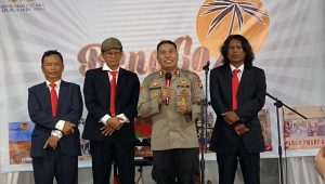 Kapolsek Kebayoran Baru AKBP Aritonang yang merupakan vokalis dari Bendgo sekaligus pencipta lagu, saat memberikan sambutan kepada tamu undangan di Polsek Kebayoran Baru, Jakarta Selatan, Kamis, 19/12/2024 | Ari Kurniansyah/Forum Keadilan