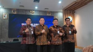 Pung Nugroho Direktur Jenderal Pengawasan Sumber Daya Kelautan Perikanan (kiri pertama), Lotharia Latif Direktur Jenderal Perikanan Tangkap (kiri kedua), Victor Gustaaf M Direktur Jenderal Pengelolaan Kelautan dan Ruang Laut (kanan kedua) di kantor KKP, Jakarta Pusat, Jumat, 20/12/2024 | Novia Suhari/Forum Keadilan