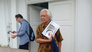 Seniman Yos Suprapto saat hendak mengambil kembali lukisannya dari Galeri Nasional Indonesia, Senin, 23/12/2024 | Syahrul Baihaqi/Forum Keadilan