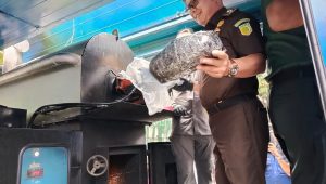 Prosesi pemusnahan barang bukti narkoba dengan cara dibakar menggunakan mesin insinerator di kawasan gedung BNN pusat, Jakarta Timur, Senin, 23/12/2024 | Ari Kurniansyah/Forum Keadilan