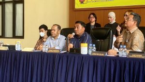 Kasatreskrim Polres Metro Jakarta Pusat, AKBP M. Firdaus (kemeja biru, kiri), Dirut RS Islam Jakarta Cempaka Putih, dr. Jack Pradono Handojo, (batik, kanan) saat memberikan keterangan kepada media di Polres Metro Jakarta Pusat, Selasa, 24/12/2024 | Ari Kurniansyah/Forum Keadilan