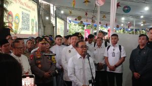Menteri Koordinator Bidang Pembangunan Manusia dan Kebudayaan (Menko PMK) Pratikno (tengah) saat memberketerangan kepada media di Gereja Katedral, Gambir, Jakarta Pusat, Selasa 24/12/2024 | Ari Kurniansyah/Forum Keadilan