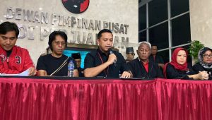 Ketua DPP PDI Perjuangan (PDIP) Ronny Talapessy (tengah) di Kantor DPP PDIP, Jakarta Pusat, Selasa, 24/12/2024 | Ari Kurniansyah/Forum Keadilan