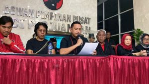 Ketua DPP PDI Perjuangan (PDIP) Ronny Talapessy (tengah) di Kantor DPP PDIP, Jakarta Pusat, Selasa, 24/12/2024 | Ari Kurniansyah/Forum Keadilan