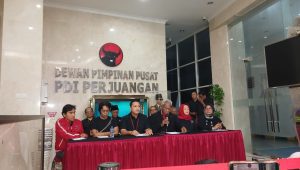 Ketua DPP PDIP Bidang Kehormatan Partai Komarudin Watubun (ketiga dari kanan) dan Ketua DPP PDIP Ronny Talapessy (ketiga dari kiri) melakukan konferensi pers di Kantor DPP PDIP, Selasa, 24/12/2024 | Syahrul Baihaqi/Forum Keadilan
