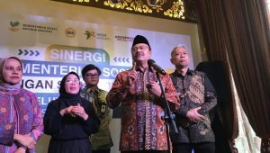 Menteri Sosial Syaifullah Yusuf atau Gus Ipul (tengah) bersama jajaran Kementerian Sosial (Kemensos) dalam acara peluncuran aplikasi SIM UGB-PUB di Kemensos, Jakarta Pusat, Jumat, 27/12/2024 | Novia Suhari/Forum Keadilan