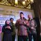 Menteri Sosial Syaifullah Yusuf atau Gus Ipul (tengah) bersama jajaran Kementerian Sosial (Kemensos) dalam acara peluncuran aplikasi SIM UGB-PUB di Kemensos, Jakarta Pusat, Jumat, 27/12/2024 | Novia Suhari/Forum Keadilan