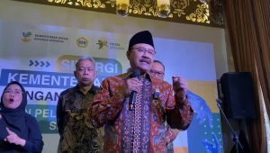 Menteri Sosial Syaifullah Yusuf atau Gus Ipul (tengah) bersama jajaran Kementerian Sosial (Kemensos) dalam acara peluncuran aplikasi SIM UGB-PUB di Kemensos, Jakarta Pusat, Jumat, 27/12/2024 | Novia Suhari/Forum Keadilan
