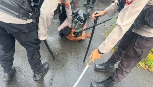 Pria bersajam diamankan Polres Metro Jakarta Barat, di wilayah Cengkareng, Jakarta Barat, Senin 30/12/2024. Ari Kurniansyah/Forum Keadilan