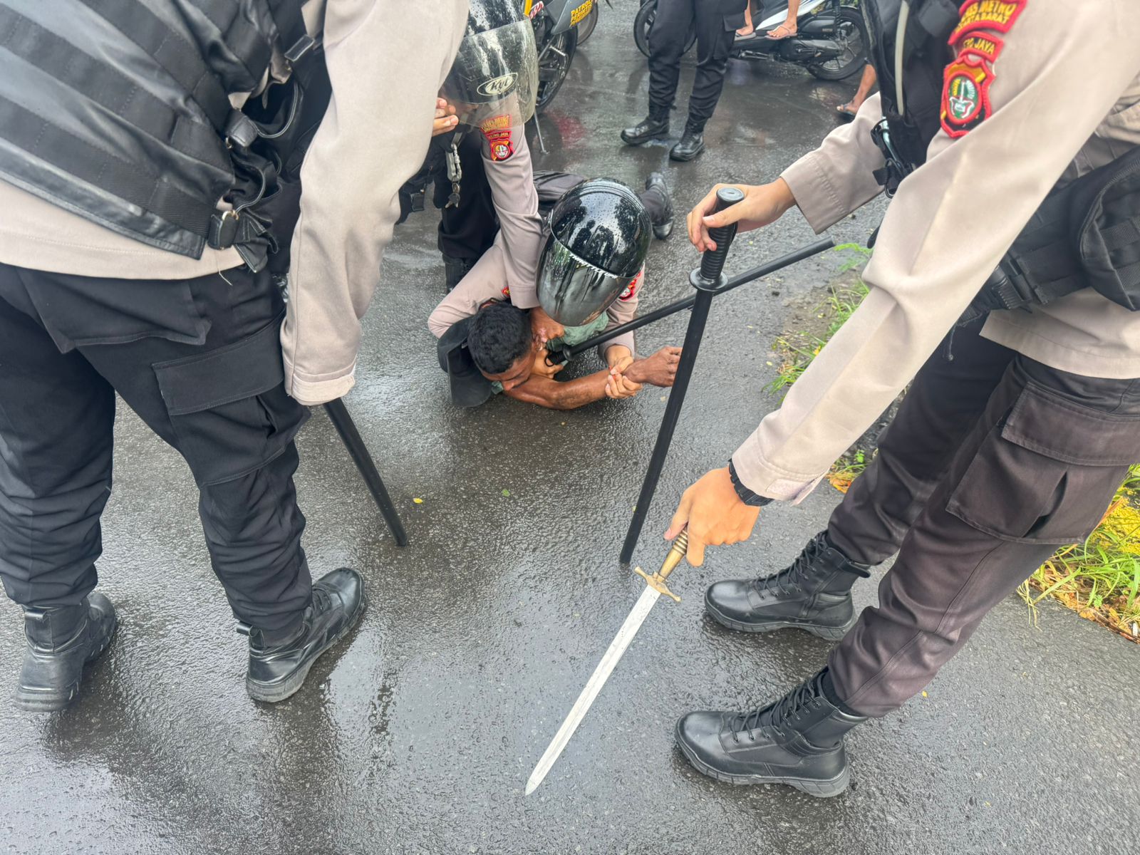 Polisi Ringkus Pria Bersenjata yang Cegat TransJakarta di Jakbar
