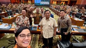 Presiden Prabowo Subianto bersama Menteri Keuangan Sri Mulyani dan jajaran di Kantor Kementerian Keuangan, Selasa, 31/12/2024 | Instagram @smindrawati