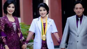 Lady Aurellia bersama orang tuanya, sang ayah, Dedy Mandarsyah, merupakan kepala Badan Pelaksanaan Jalan Nasuional (BPJM), Kalimantan Barat | Ist