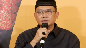 Ketua Tim Pemenangan Pramono Anung-Rano Karno Lies Hartono alias Cak Lontong dalam konferensi pers di posko pemenangan di Menteng, Jakarta Pusat, Minggu, 8/12/2024 | Ist