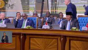 Presiden Turki Recep Tayyip Erdogan terlihat dalam sebuah video yang diduga walk out (WO) atau keluar saat Presiden RI Prabowo Subianto yang tengah berpidato dalam Konferensi Tingkat Tinggi (KTT) ke-11 Developing Eight (D-8) di Mesir, Kamis, 19/12/2024. | Youtube Sekretariat Presiden