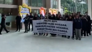 ASN berdemo di kantor Kemdiktisaintek. Ist